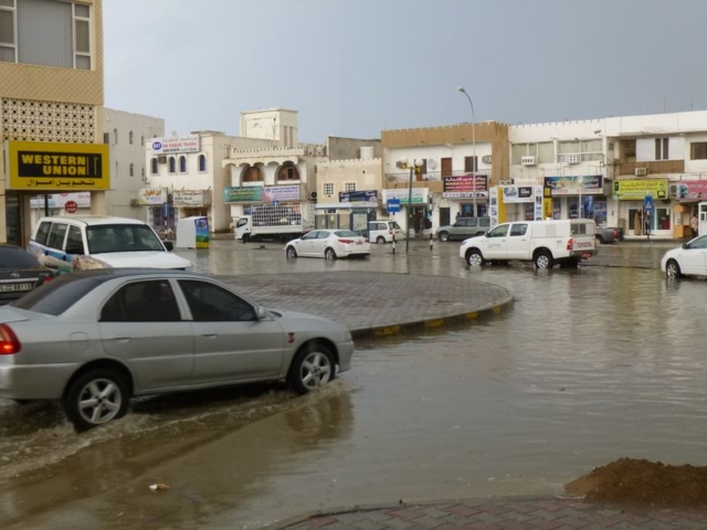 V Ománu prší:-)