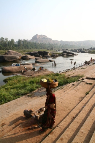 Řeka protékající Hampi a místní lidé