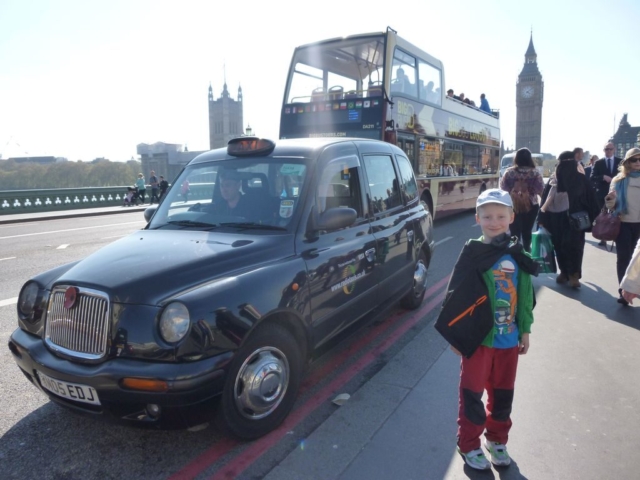 Největší Londýnská klasika - staré taxi, double decker a Big Ben